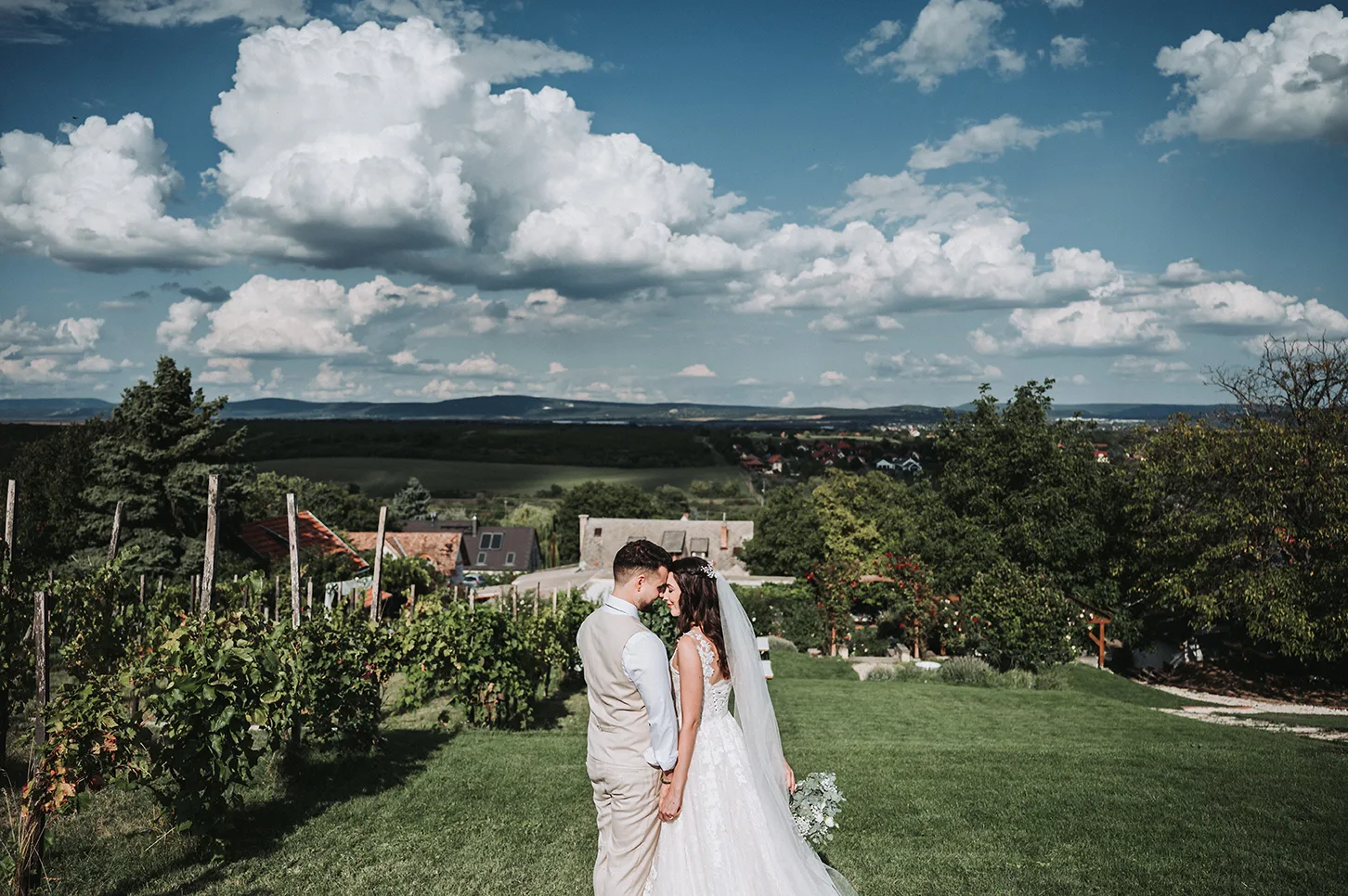 A menyasszony és a vőlegény a Debreczeni Pince körüli etyeki tájban áll.