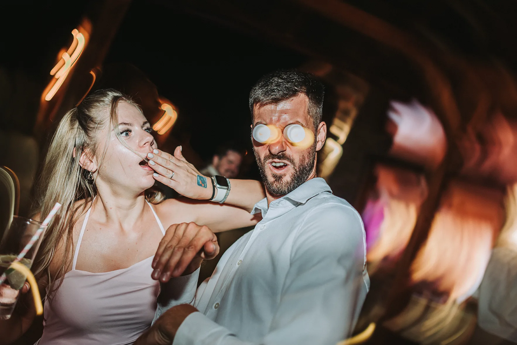 Két vendég vidáman táncol az esküvői bulin